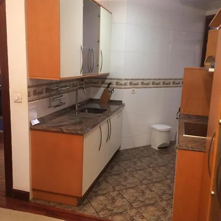 Piso Muy Centrico, Bien Equipado Con Parking. *